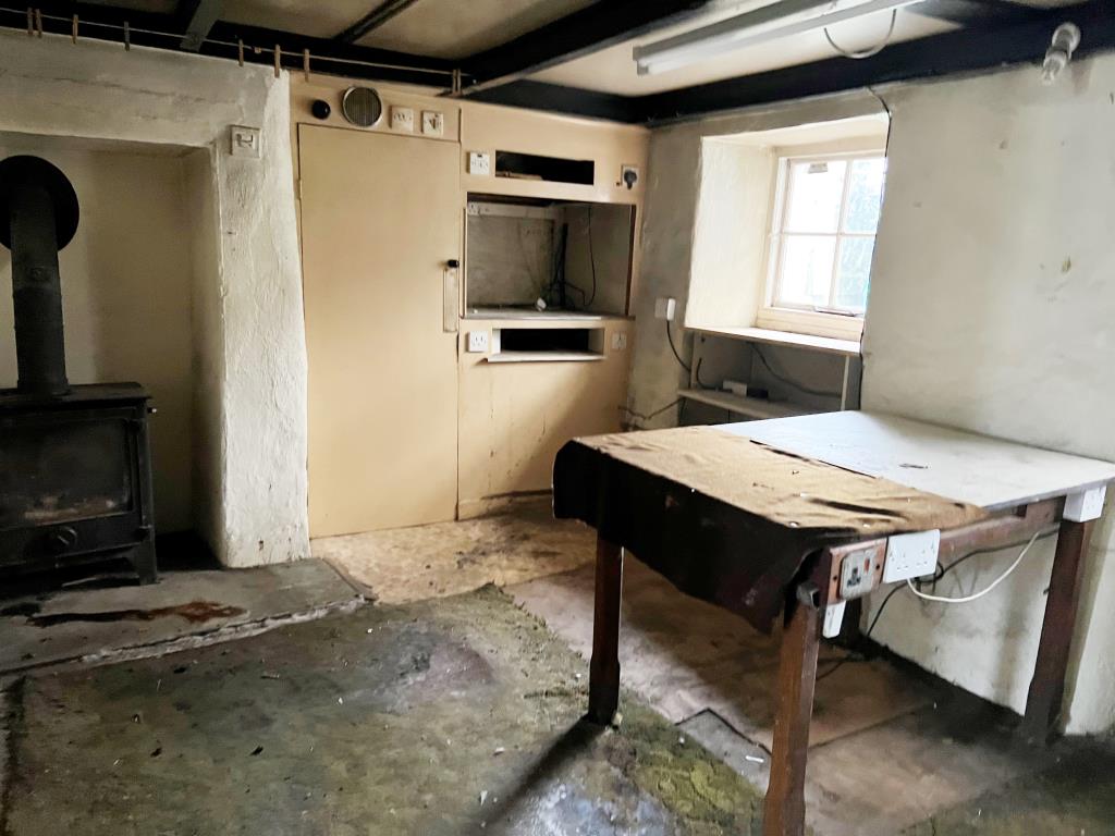 Lot: 60 - TERRACED COTTAGE FOR IMPROVEMENT WITH GARDEN AND GARAGE -
